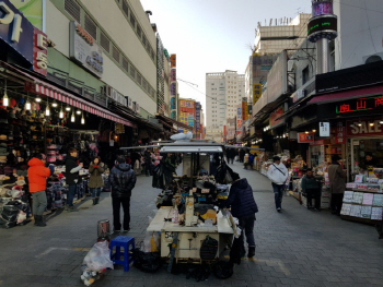 '2월 특수'에 백화점 웃고 전통시장 울었다