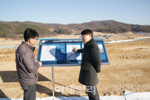 [포토]양성광 특구진흥재단 이사장, 13일 과학벨트 거점지구 사업현장 방문