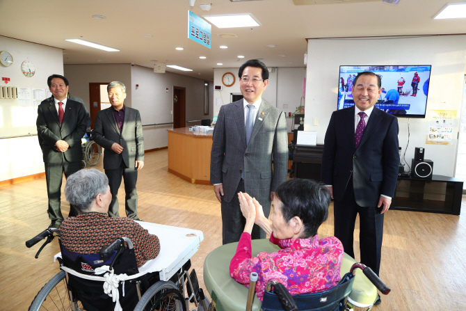 김영록 장관, 설맞아 예산군노인요양원 찾아 위문금 전달