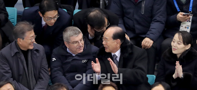 바흐 위원장 "올림픽 후 북한 방문"… IOC, 평화 이슈에 '만족'