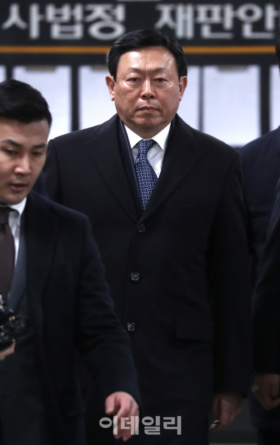 “辛, 해임해야”…신동주, 롯데 경영권 분쟁 시동