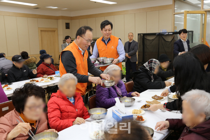 옥경석 사장 등 ㈜한화 임직원, 설맞이 어르신들에 떡국 대접