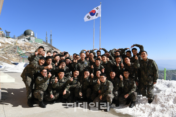 이왕근 공군총장, '하늘 아래 첫 부대'서 장병들과 설 떡국 식사