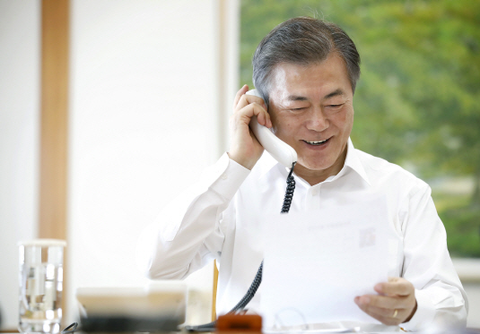 文대통령, 설맞이 전화서 대학신입생 격려…“남북관계 생각 어떠냐” 질문