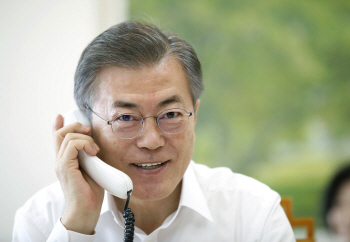 文대통령 “새해 뜻하는 바 이루길 바란다” 각계인사 11명과 설맞이 통화