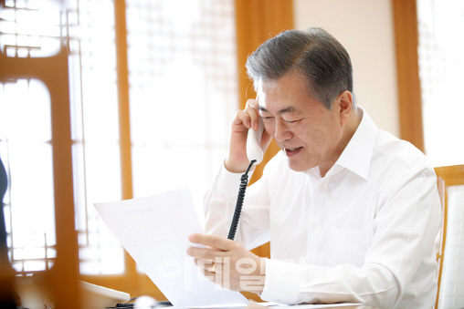 설맞이 인사 나눈 文대통령 “소방관 처우 개선·아빠 육아휴직 장려”(종합)