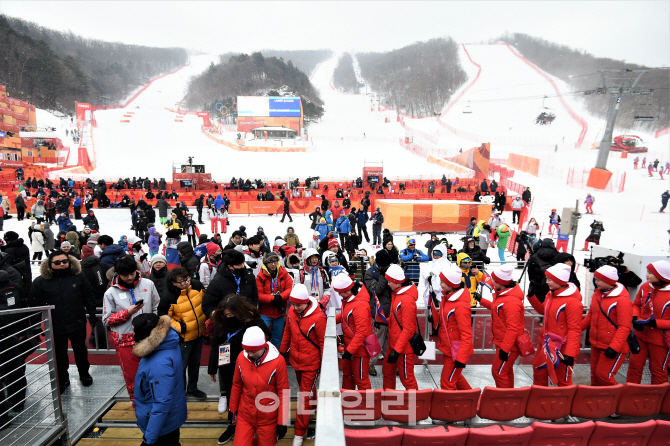 [포토]첫 야외 응원전 나섰던 북한 미녀 응원단