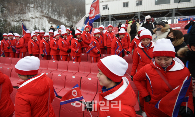 [포토]경기 연장으로 퇴장하는 북한 미녀들