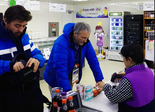 손님 절반이 외국인···편의점 인기 상품은?