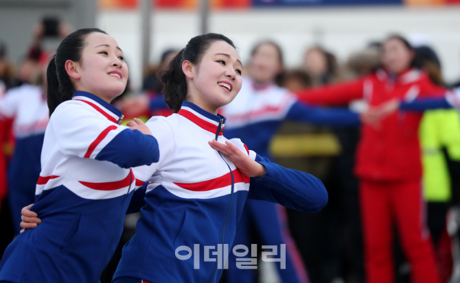 [포토]다섯번째 야외공연하는 北 응원단