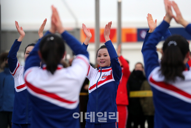 [포토]북한 미녀 응원단, 신나는 공연