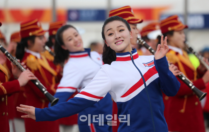 [포토]北 취주악단 깜짝 공연…박수 갈채 속 마무리