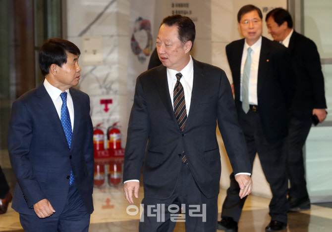 [포토]서울상의 의원총회 참석하는 박용만 회장