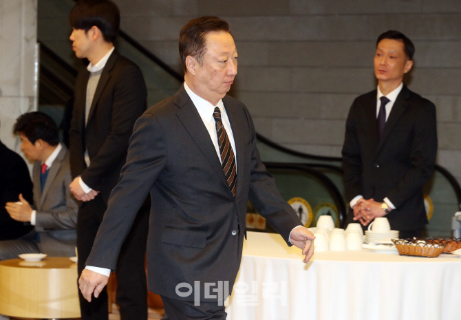 [포토]의원총회 참석하는 박용만 회장