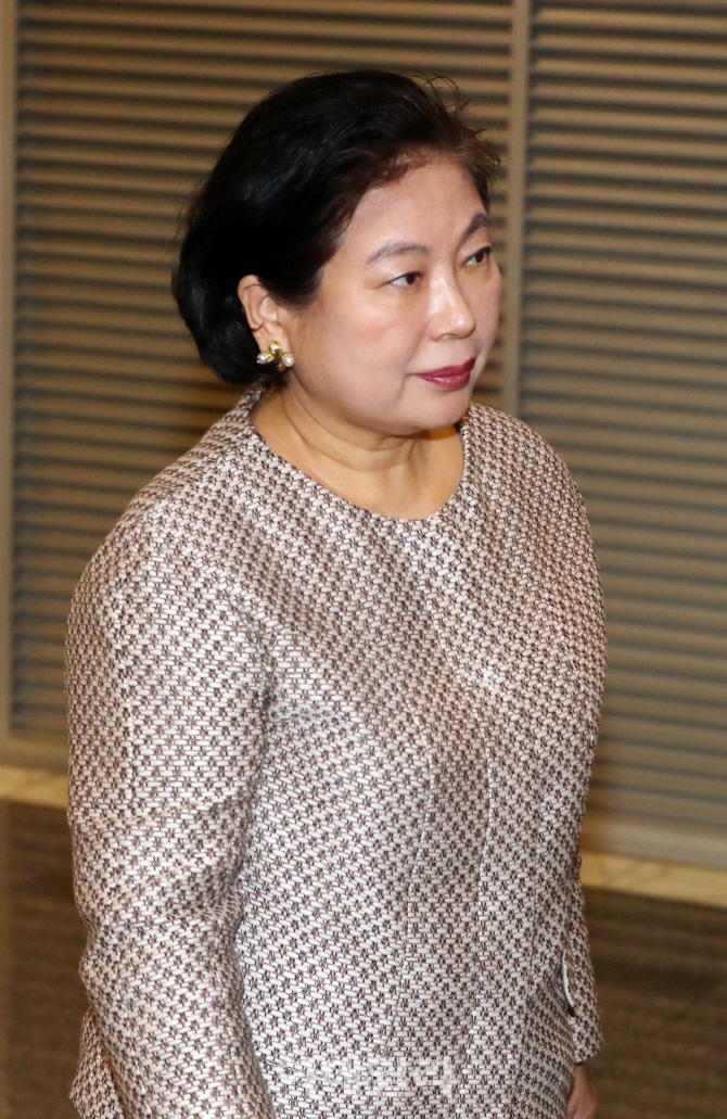 [포토]의원총회 참석하는 현정은 회장