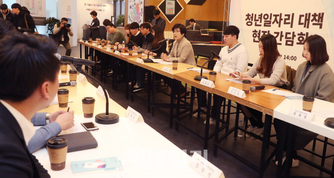[포토]김영주 고용부 장관 '청년일자리 대책은'