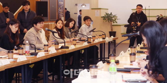 [포토]'청년일자리대책 현장간담회' 주재하는 김영주 장관