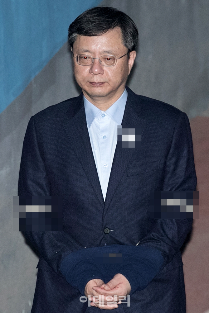 [포토]우병우, '1심에서 2년 6개월 선고'