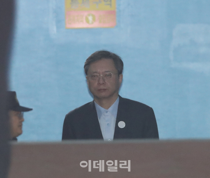 [포토]우병우, '1심서 2년 6개월 선고'