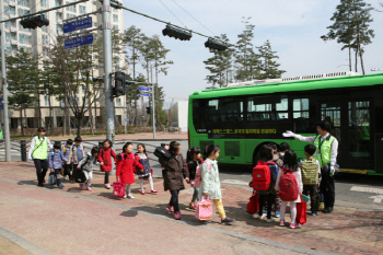 홍보소홀에 이용률 1.4%…10년째 멈춰선 워킹스쿨버스