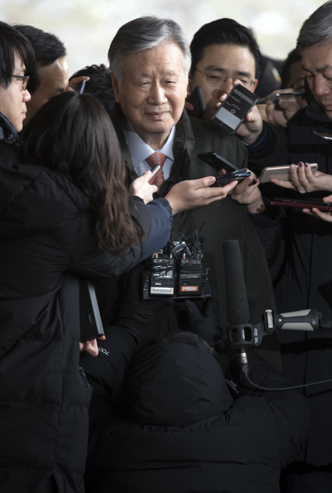 '임대주택사업 폭리·4300억 횡령·배임' 이중근 회장 구속기소