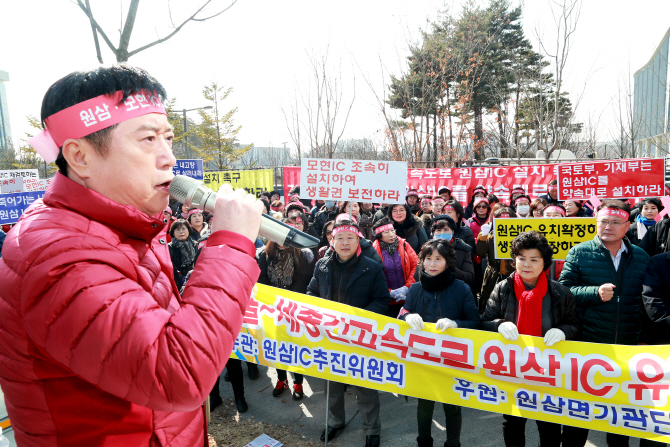 두번째 원정시위..정찬민 용인시장, 세종청사서 원삼·모현IC 설치농성