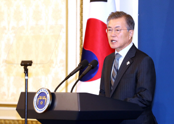 文대통령 “국민 공감대 높은 개헌안 준비해달라”…‘국민 헌법’ 강조
