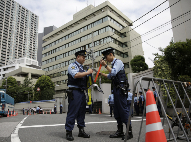 日 도쿄 조총련 건물에 총격…우익단체 추정 남성 2명 체포