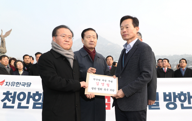 與, `김영철 방남` 반발하는 한국당..4년전엔 "환대" 자가당착