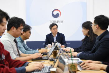 GM실직·청년실업 고려했나..'20조 슈퍼추경' 가능성(종합)