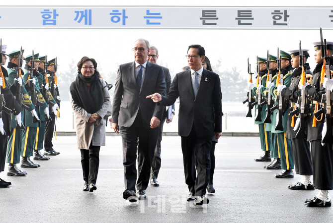 한-스위스 국방장관 회담…파르믈랭 장관 "남북대화 재개 지지"