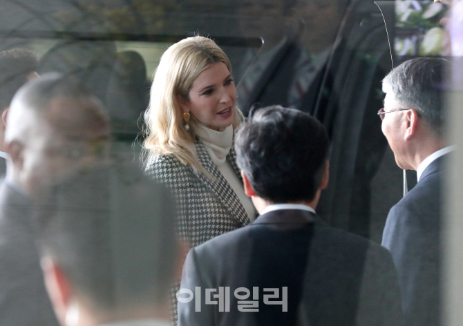 [포토]관계자와 대화하는 이방카 트럼프