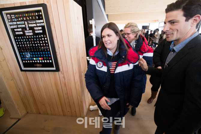 [포토]기자회견 마친 샌더스 백악관 대변인