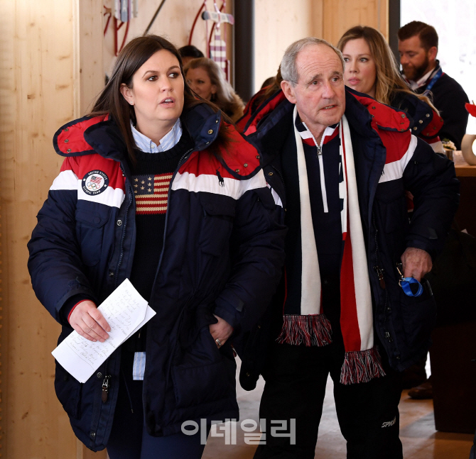 [포토]기자회견장 들어서는 샌더스 백악관 대변인