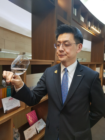 '국내1호' 워터 소믈리에, "물과 음식·사람 궁합 찾는 게 일"
