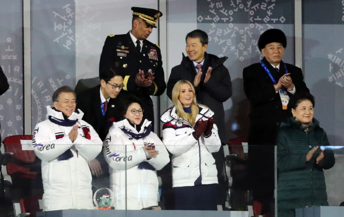 트럼프 "이방카, 북한에 둘러싸여...흥미롭다"