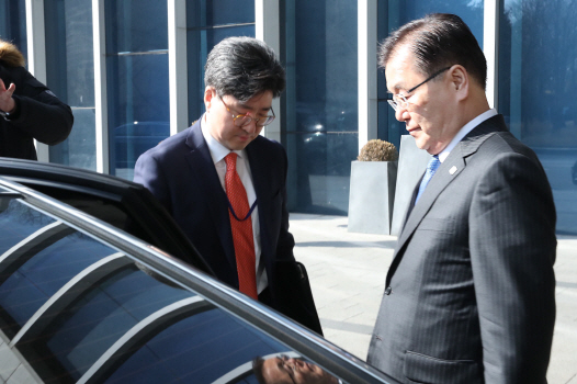 靑 “정의용 안보실장 주최로 北고위급 대표단과 오찬”