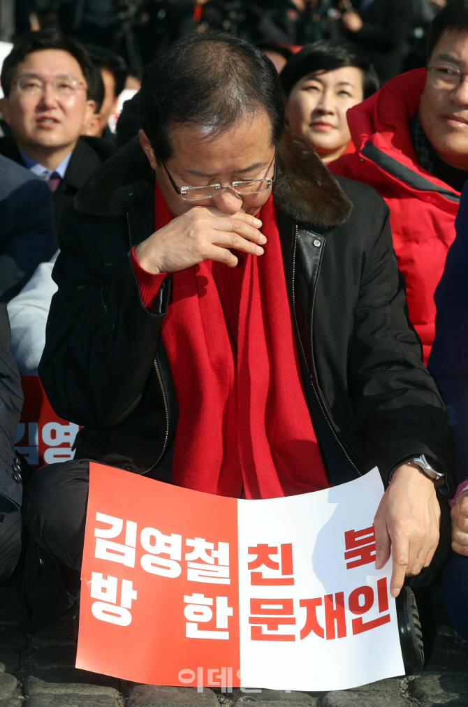 [포토]홍준표 대표 '아직 좀 춥네'