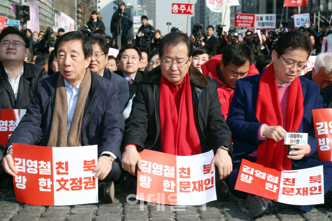 [포토]생각에 잠긴 홍준표 자유한국당 대표