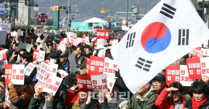 [포토]청계광장에 나부끼는 태극기