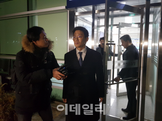 ‘강제추행·인사보복 의혹’ 안태근 14시간 조사 “성실히 답변, 죄송하다”