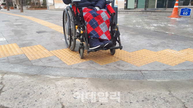 서울시, 점자블록·보도 턱 5000여곳 내년까지 정비