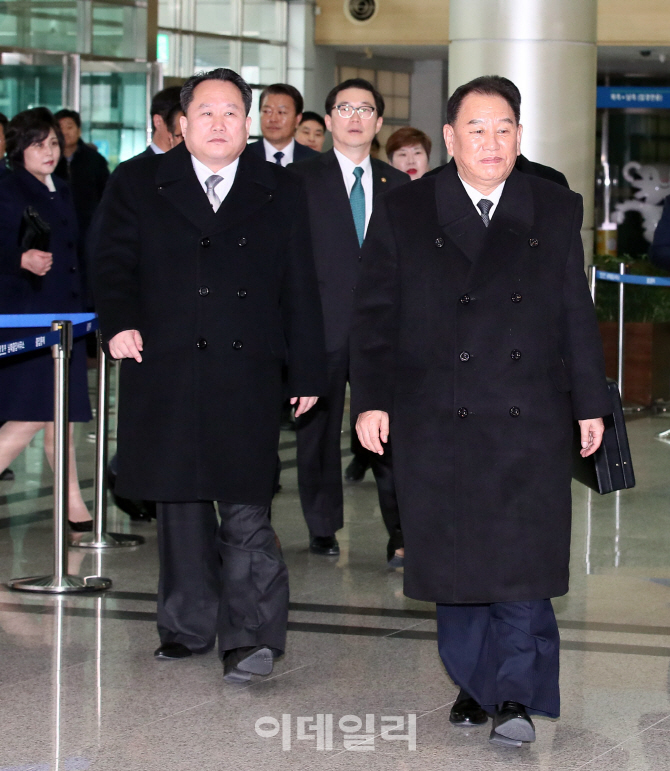 [포토]北 김영철, '2박 3일 방남 일정 마치고 귀환'