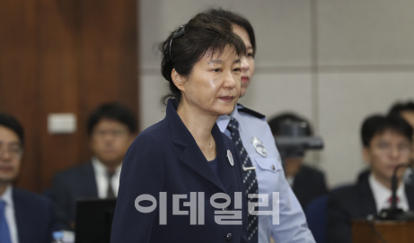 박근혜, 316일만에 1심 구형…崔 '25년형' 넘기나