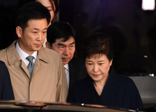 박근혜 징역 30년 구형..與·野 3당 한목소리 vs 한국당만 딴소리