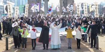 文대통령, 검은색 두루마기 입고 시민들과 함께 3.1절 행진