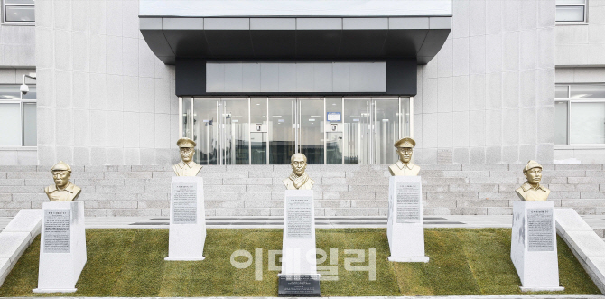 "육사의 뿌리는 신흥무관학교"…탄피 녹여 독립군 영웅 흉상 제작