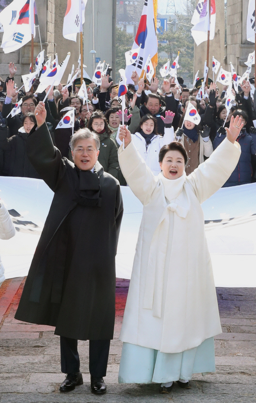 文대통령 “일본, 역사의 진실 마주해야” 독도·위안부 반성 촉구(종합)