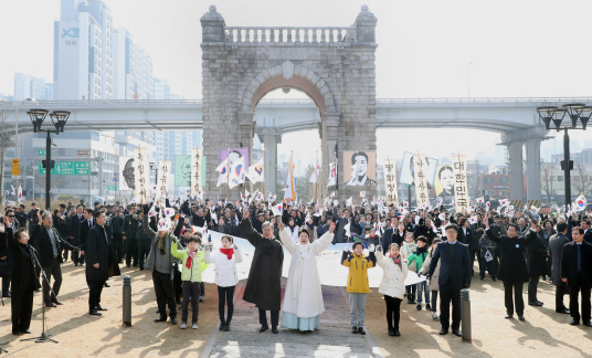 文대통령 “위안부, 반인륜적 범죄…끝났다고 말해선 안돼" 日 사죄 촉구