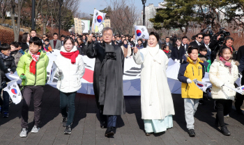 역대 대통령 최초 3.1절 행진…文대통령, 시민과 함께 만세삼창(종합)